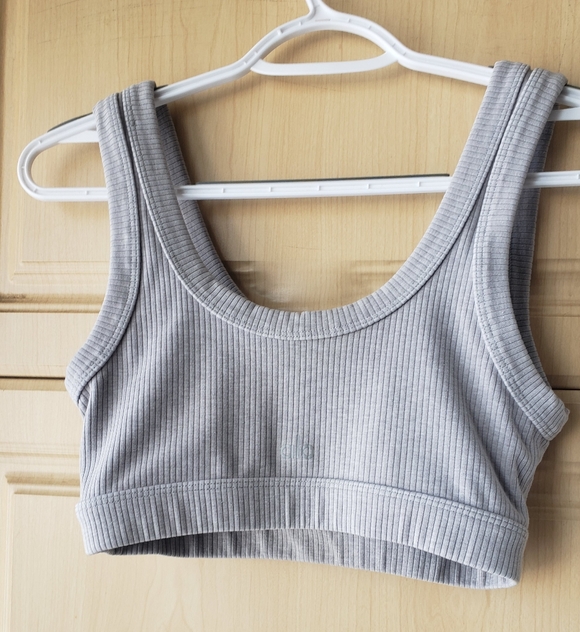 ALO Yoga Light Gray Ribbed Spirts Bra - Picture 5 of 9